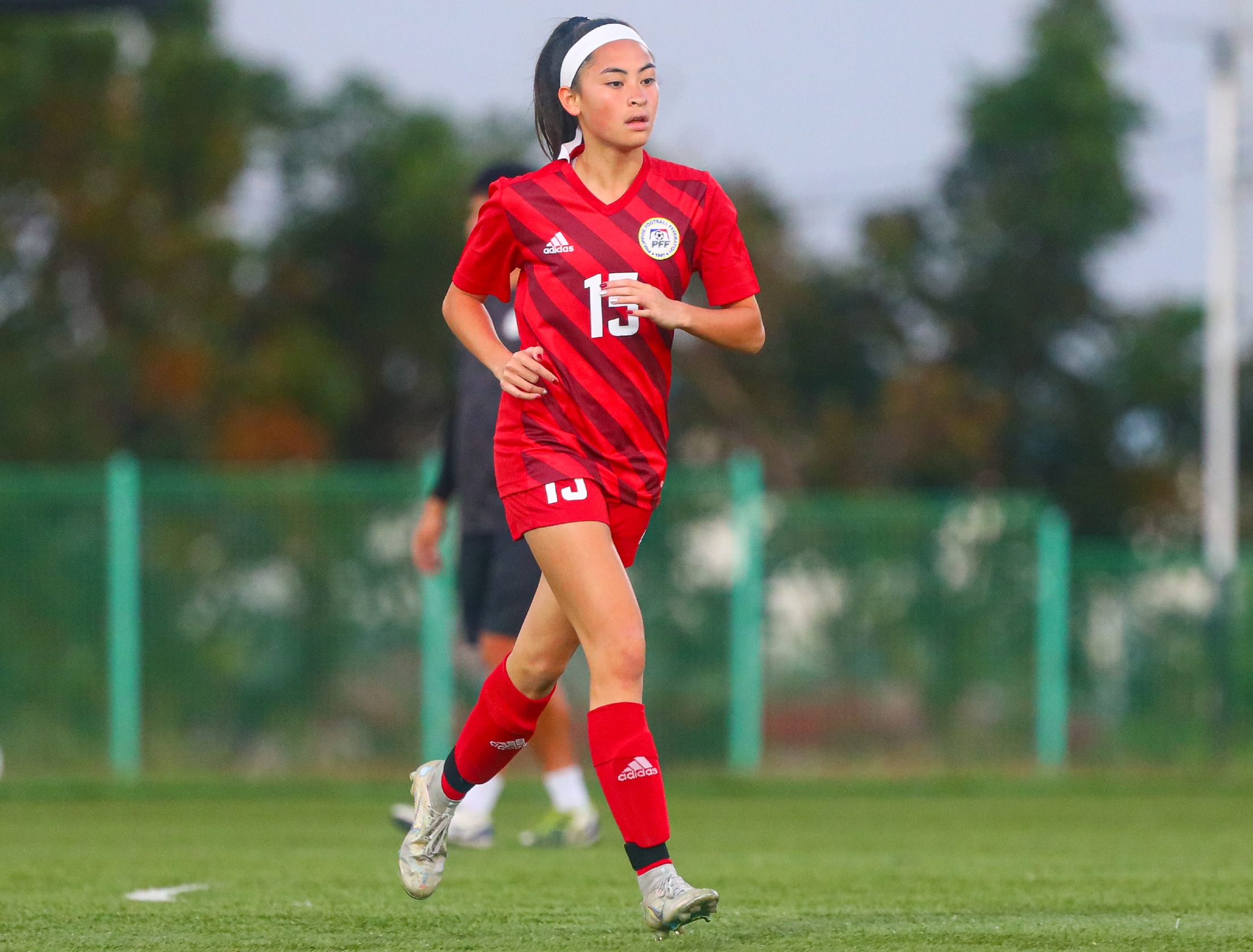 kylie yap runs toward the midfield during a high school game